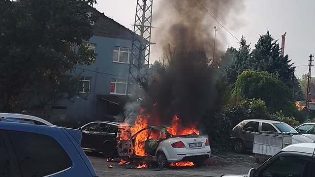 Yakıt aldıktan sonra otomobil alev aldı: 2 araç kullanılamaz hale geldi