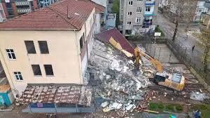 Kocaeli’de riskli olduğu tespit edilen bina yıkıldı