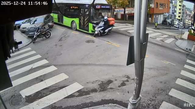 Belediye otobüsü ile motokuryenin çarpıştığı kaza kamerada