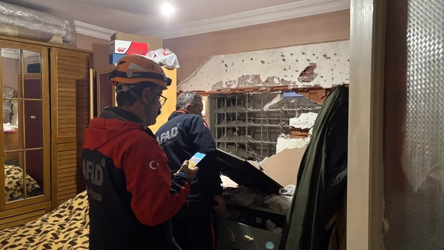 Dairenin zili çalınca yatak odasının yıkıldığını öğrendiBeton dökerken yan evin duvarını yıktılar