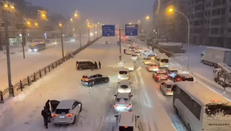 Diyarbakır’da kar hayatı felç etti! Yollar kapandı, araçlar yolda kaldı