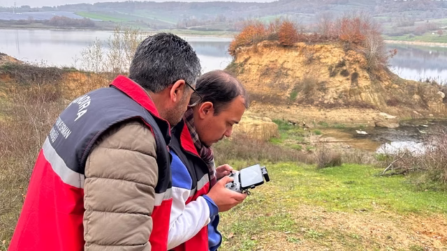 Kıyı şeridine metrelerce uzunluğunda ağ çekmişler