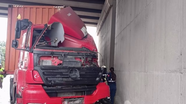 Kaza sırasında düşüp kullandığı TIR’ın altında kaldı