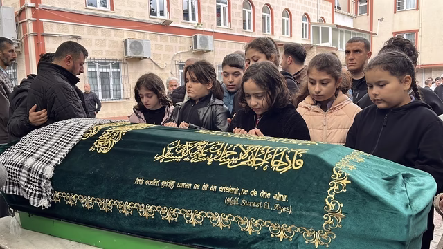 Kazada ölen Miraç İslam, gözyaşlarıyla defnedildiMiraç İslam’ın sınıf arkadaşları, tabutun başında dua etti