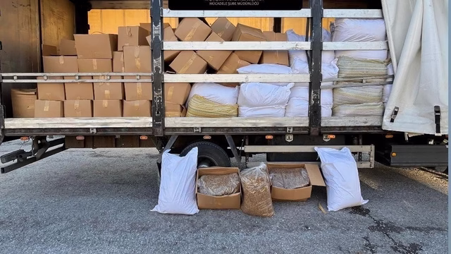 Kocaeli’de 5 milyon liralık kaçakçılık operasyonuYılbaşı öncesi kaçak içki ve tütün operasyonu