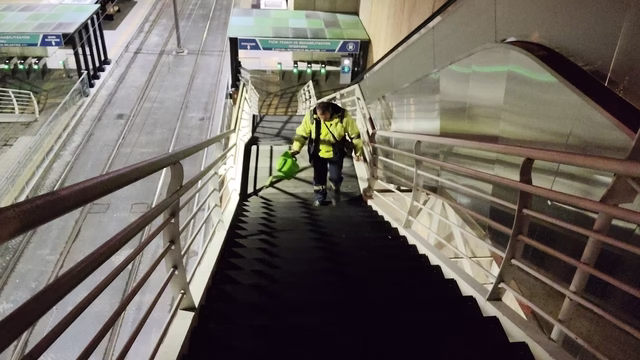 Kocaeli’de üst geçitlerdeki buzlanmaya özel solüsyonla müdahale ediliyor