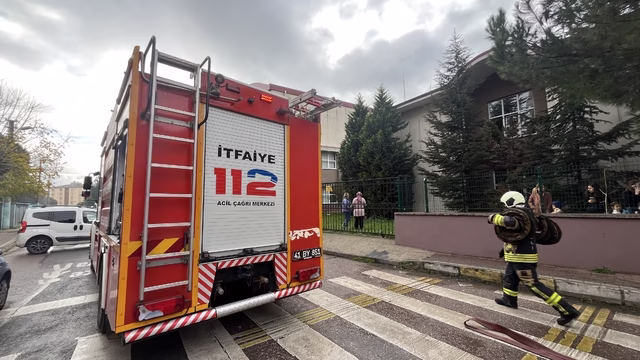 Okulun kağıt deposunda yangın; öğrenciler tahliye edildi