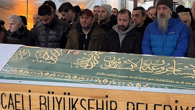 Oyuncu Serkan Keskin’in babası İzmit’te toprağa verildi