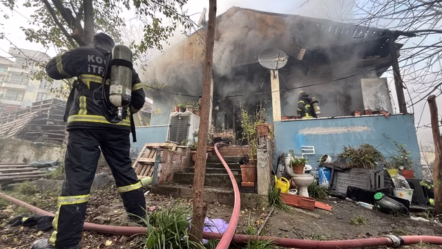 Tek katlı evde çıkan yangında yaralandı